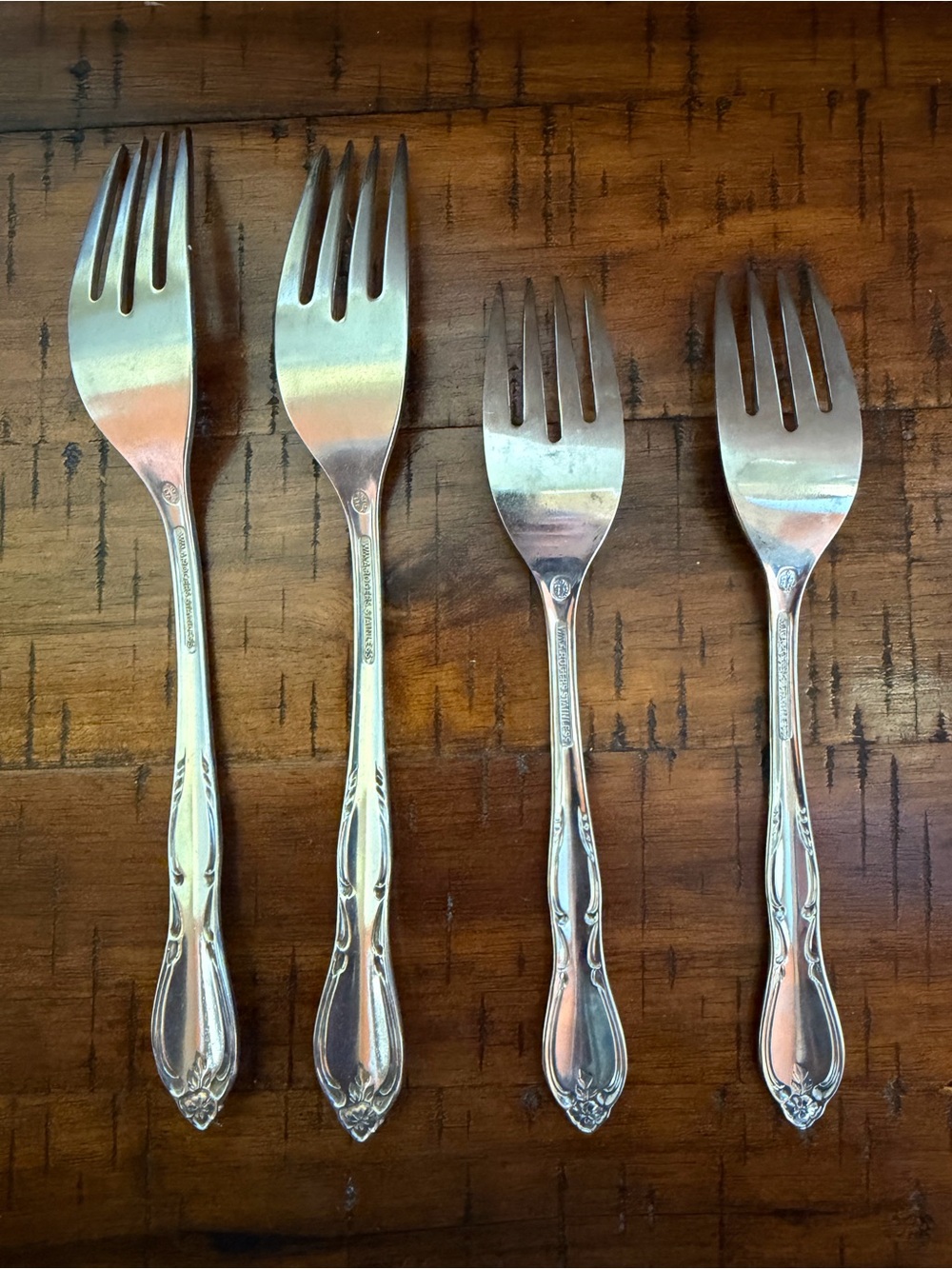 Wm A Rogers Oneida Montclair Stainless Forks Set of 4 Floral Tip Vintage - Picture 3 of 4